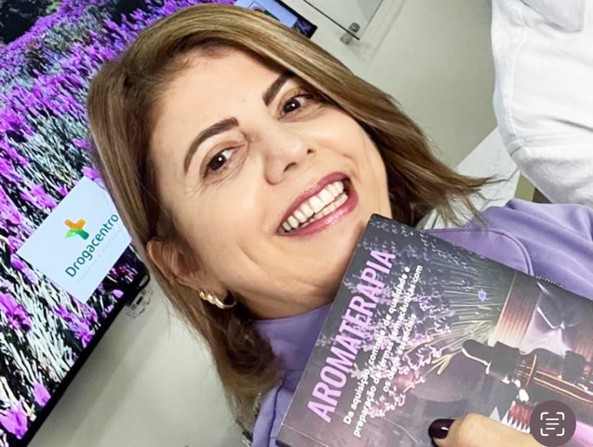 Livro de Ana Paula Cury Francisco sobre Aromaterapia teve pré-lançamento com live. Assista.