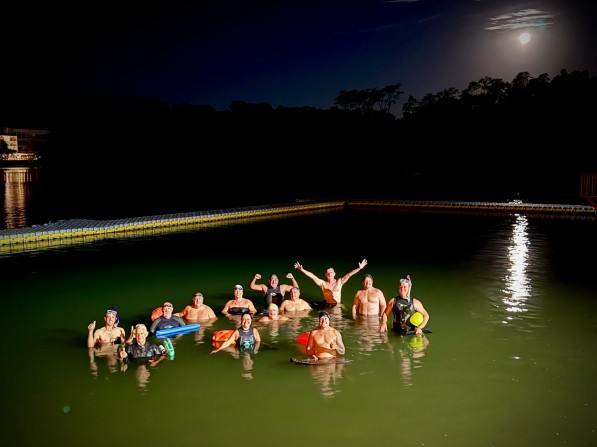 Nadadores desceram o rio na primeira lua cheia do ano, na noite de 14 de janeiro