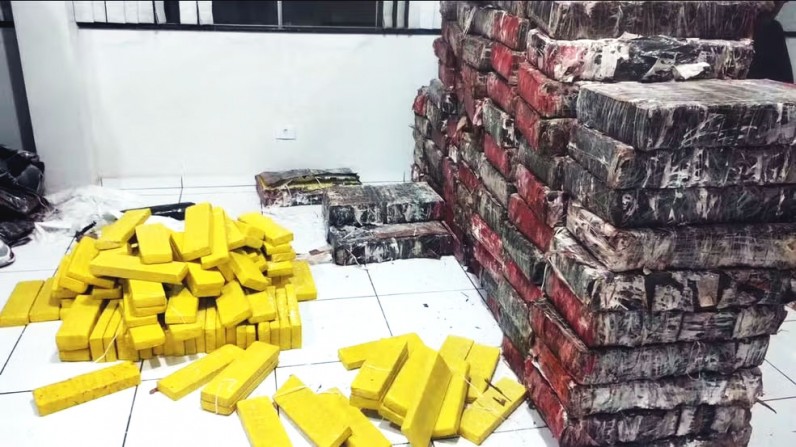 Policia de Piraju acha quase 1,5 tonelada de maconha em carga acidentado na Raposo