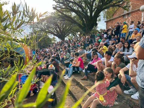 Rede Municipal de Ensino de Timburi encanta em apresentação Junina na praça